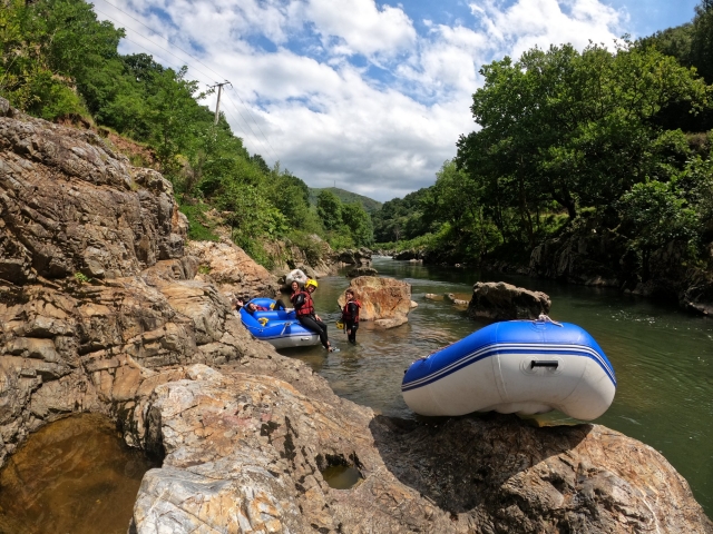 Petite pause au cours de la descente en rafting