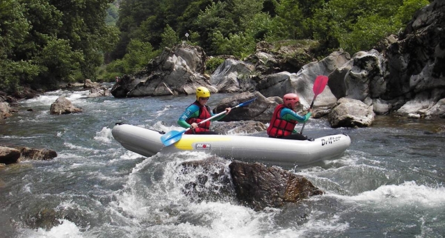 Canoë gonflable ou canoraft sur la Nive au pays basque