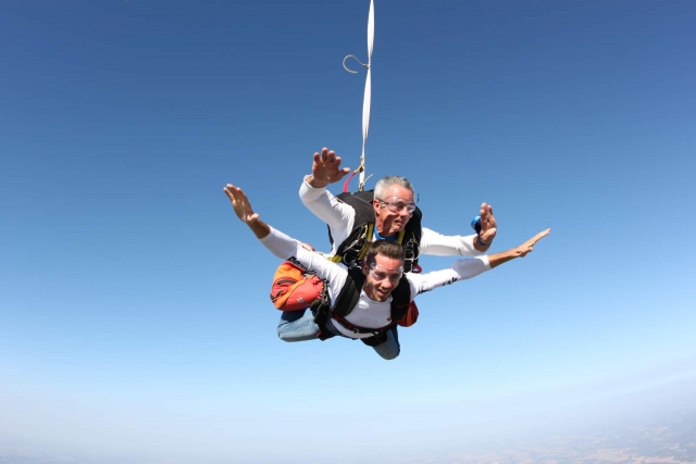 Le saut en parachute est l'expérience d'une vie 