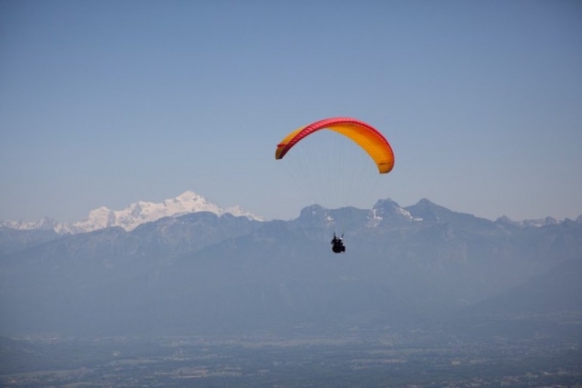  Paragliding in full flight in Isère 