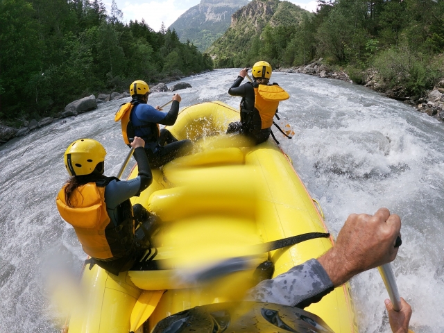  enfrenta los elementos naturales durante un descenso de rafting