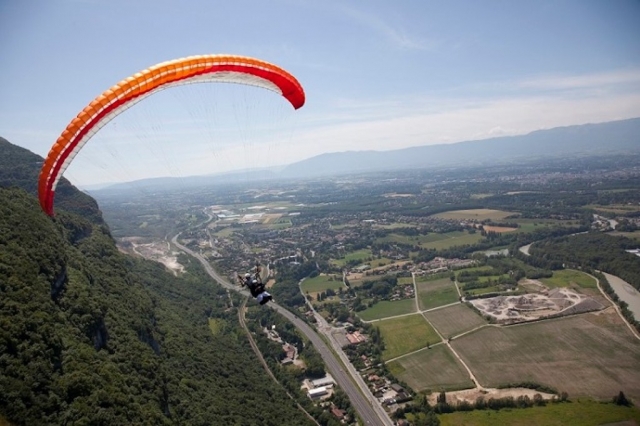  Discovery of exceptional landscapes in a tandem paraglider