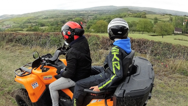  Dos- paseo en quad -999 plazas- Tour entre los viñedos de Saona y Loira