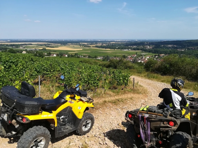 Pequeña pausa para admirar el paisaje durante la caminata en quad 