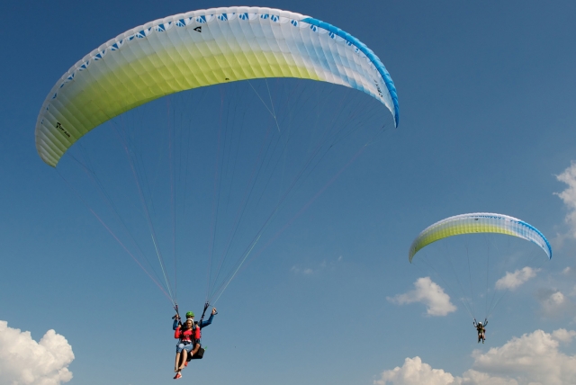  Due parapendii in pieno volo 