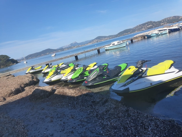 Jet ski biplaces pour votre session de glisse sur Hyères