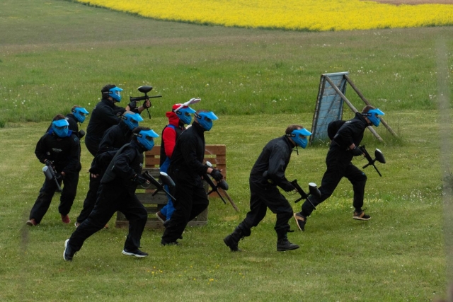  Compite en equipo en una partida de paintball 