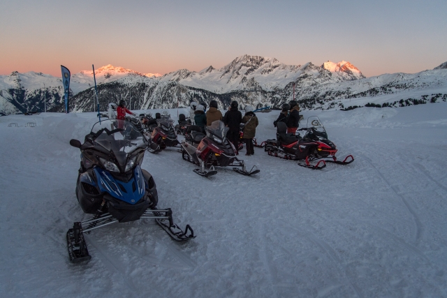  Nossos snowmobiles de dois lugares estão esperando por você