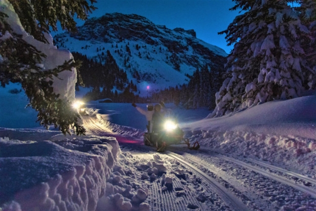  Paseo nocturno en moto de nieve 