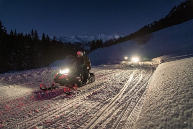  Vamos a dar un paseo en moto de nieve en Courchevel 