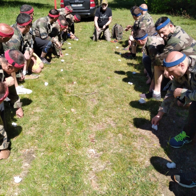  分成两队，出发吧！ 