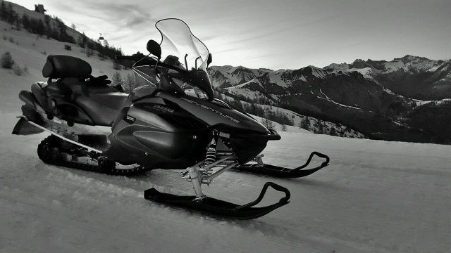  Enjoy your snowmobile in Auron