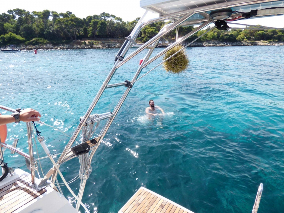  在乘船旅行期间享受游泳 