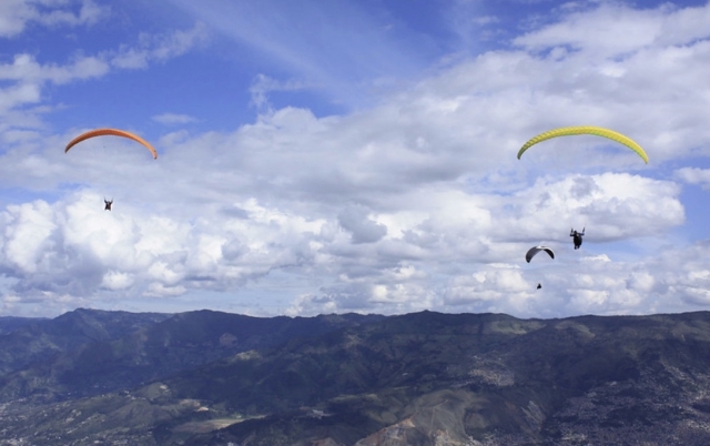  Paragliders em vôo