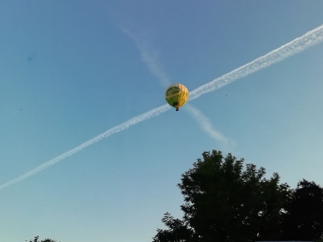 Mongolfiera dell'Eden nel cielo 