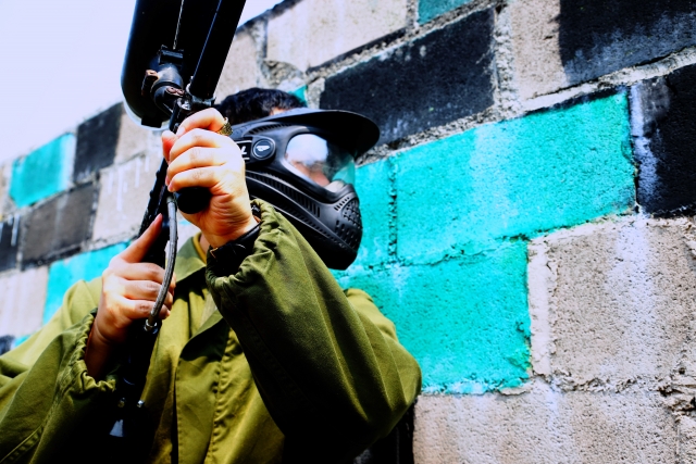  Equipe de paintball ao ar livre 