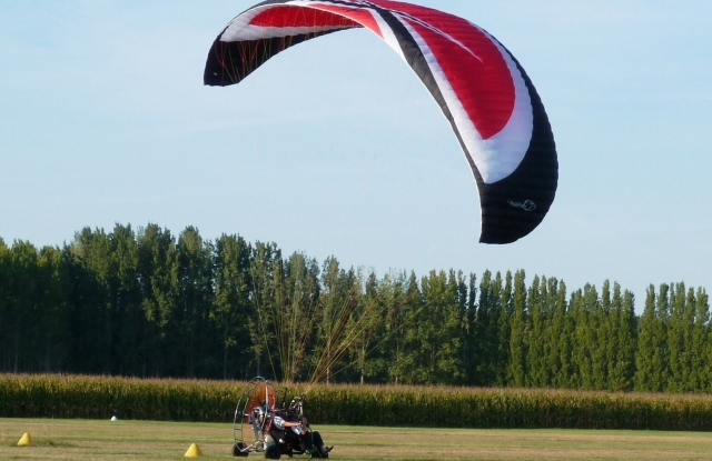 Sensações fortes a bordo de um paramotor 