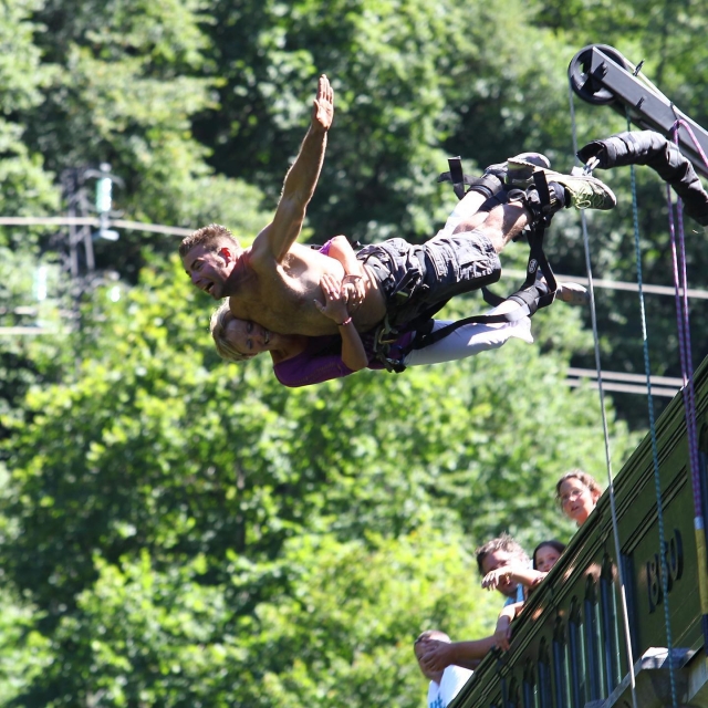 Saut à l'élastique en tandem