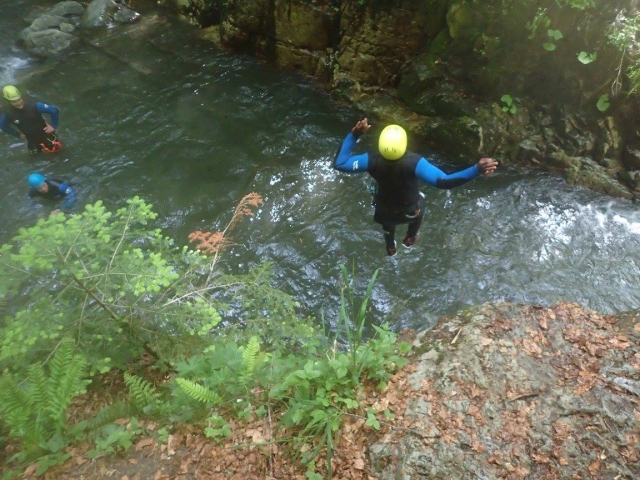  Canyon jumping 