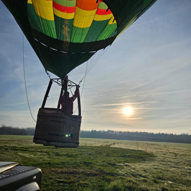  Der Heißluftballon ist bereit zum Abheben. 