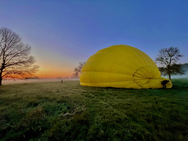 Gonfiaggio delle mongolfiere al tramonto 
