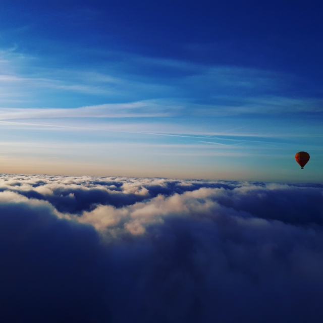 Montgolfière premium nas nuvens 