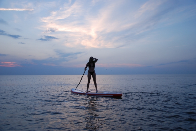  Stand-Up-Paddle bei Sonnenuntergang