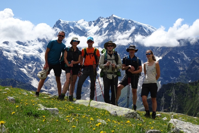 Au sommet du monde en groupe