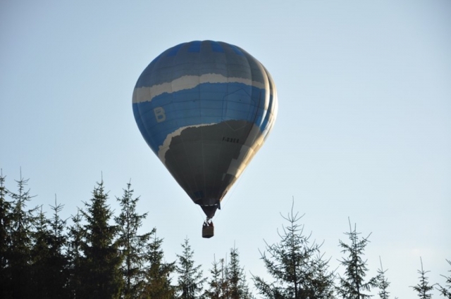  Hot air balloon flying far into the skies