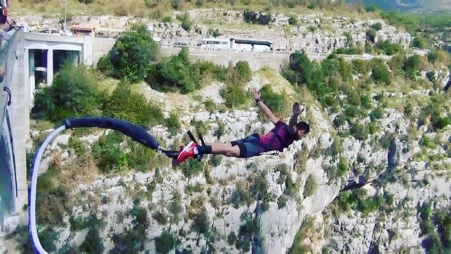  Increíble salto en el puente de Artuby 