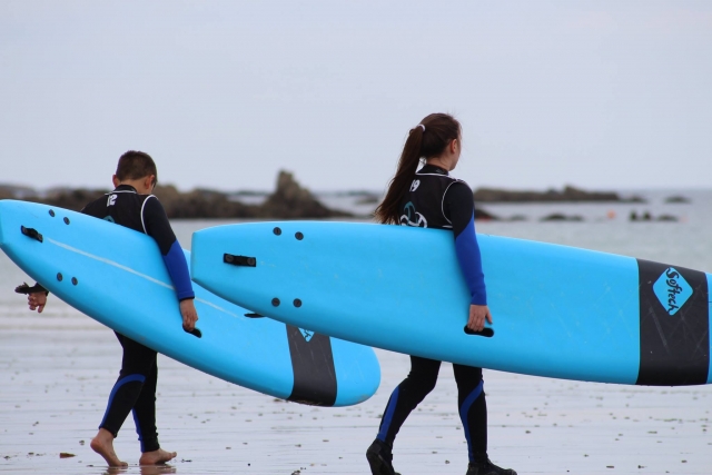 Grandi e piccini amano il surf 