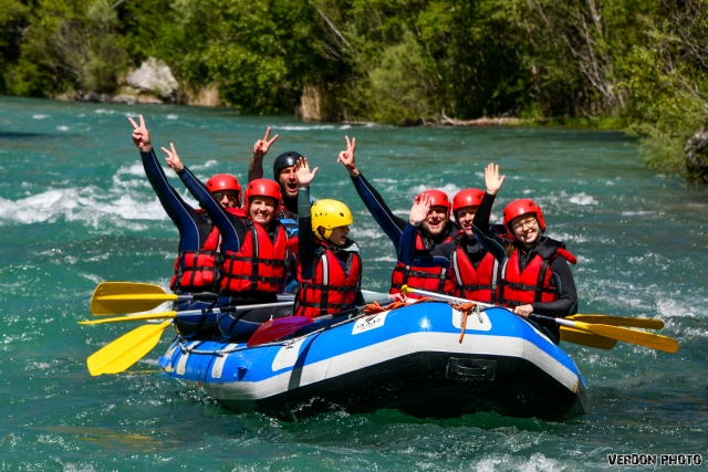 Vive un buen momento con amigos en Castellane 