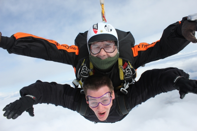 Toque nas nuvens graças ao nosso salto de pára -quedas 