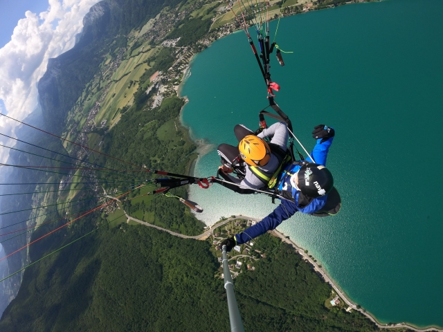 Vol acrobatique au-dessus du lac d'Annecy