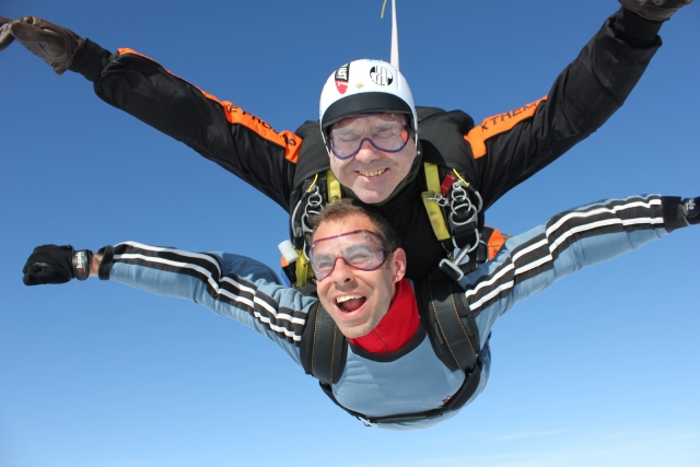  Genießen Sie 4 Tage Fallschirmsprung-Training 