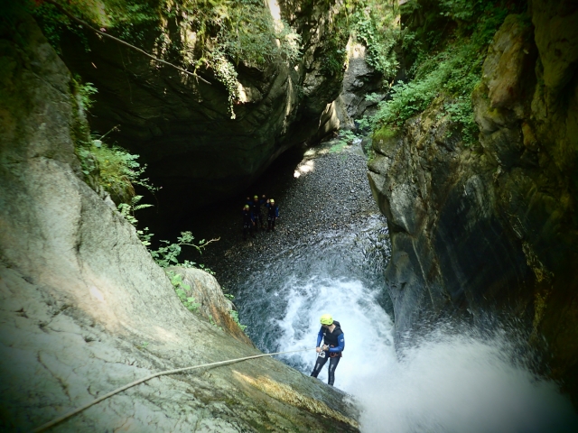  Abseiling 