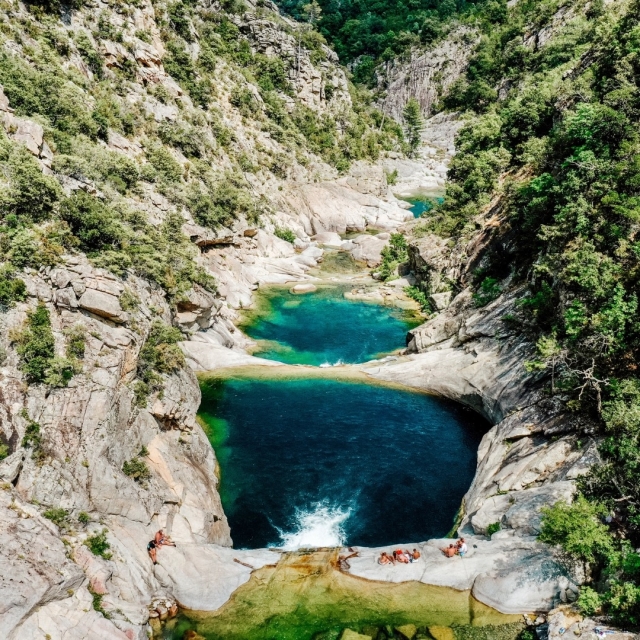  Schwimmen Sie in korsischen Naturschwimmbädern!
