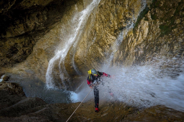  Abseilen im Wasser in der Schlucht 