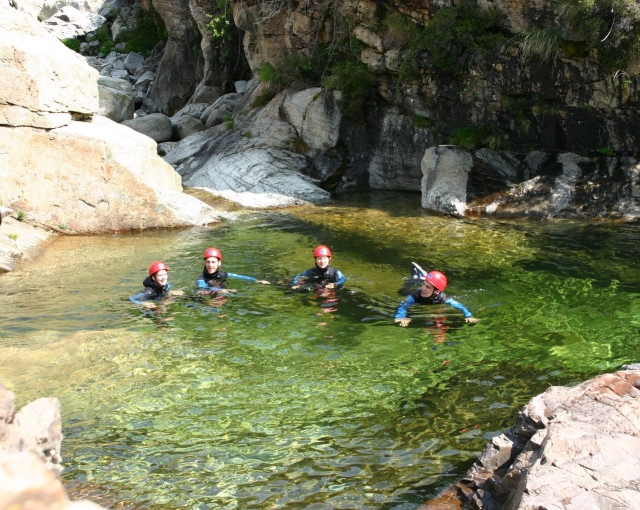  Smaragdgrüne Wasserbecken am Ende des Canyons 
