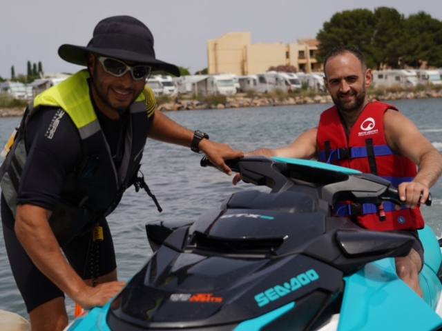  Con el instructor antes de disfrutar del alquiler de la moto de agua