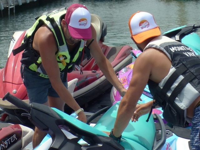  Lea las instrucciones antes de montar en una moto de agua