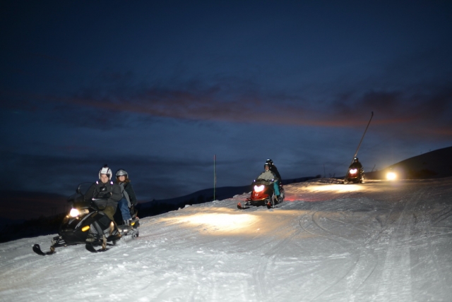  Paseo nocturno en moto de nieve 