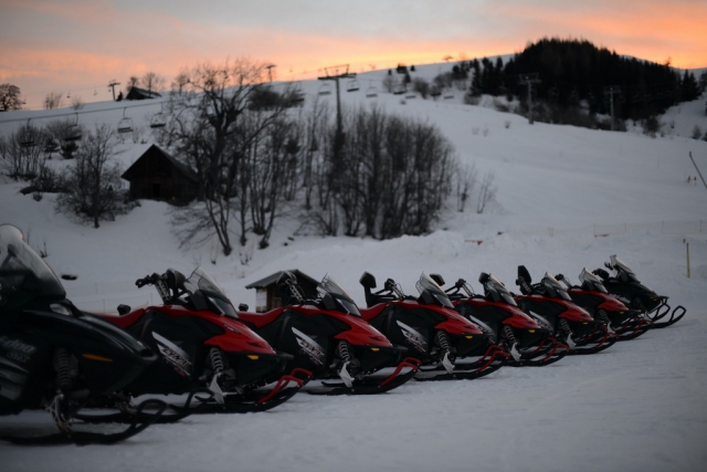  Nuestras motos de nieve en Saboya 