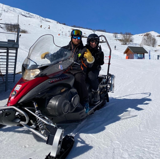  Al volante de la moto de nieve 