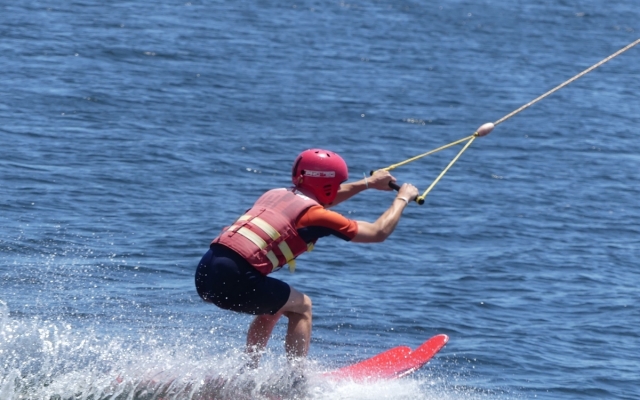 Concentration maximale lors de cette session de ski nautique