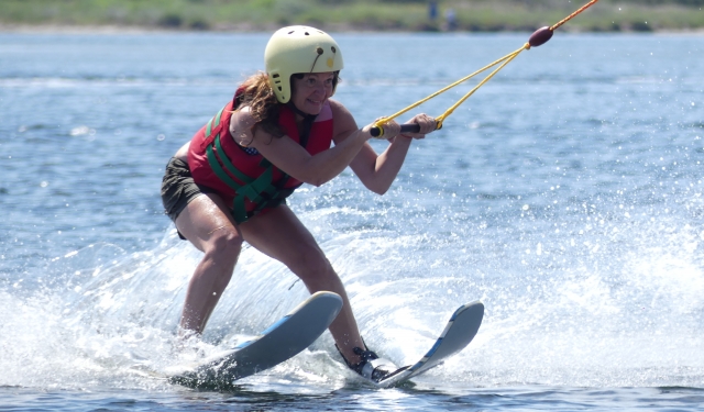 Session de ski nautique réussie grâce aux consignes pointilleuses du moniteur