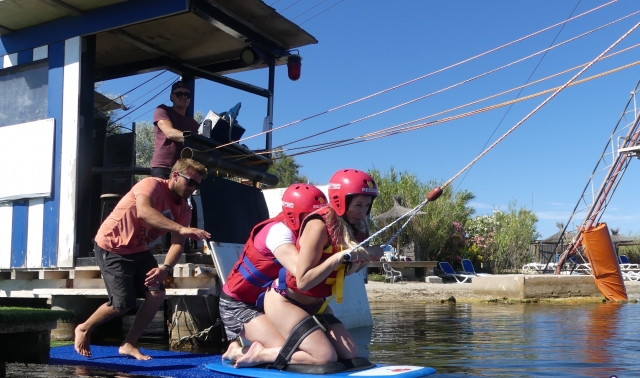 Prêts pour le départ pour cette session de ski nautique