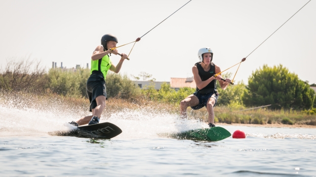  Con amigos la sesión de wakeboard es aún mejor 