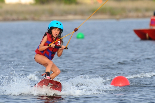  Niño practicando wakeboard 
