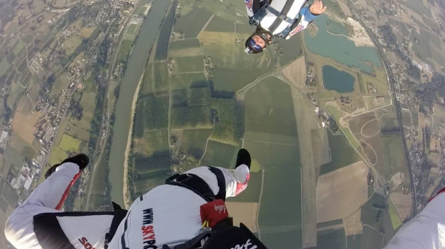  The very moment of the parachute jump 